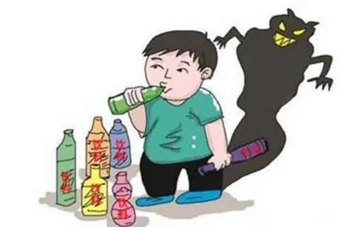 年轻小伙把饮料当水喝，结果悲催了